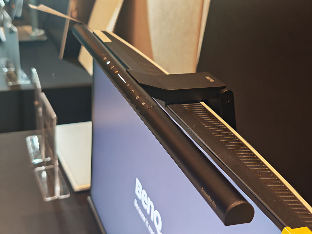 BenQ-ScreenBar-Series-Touch_control