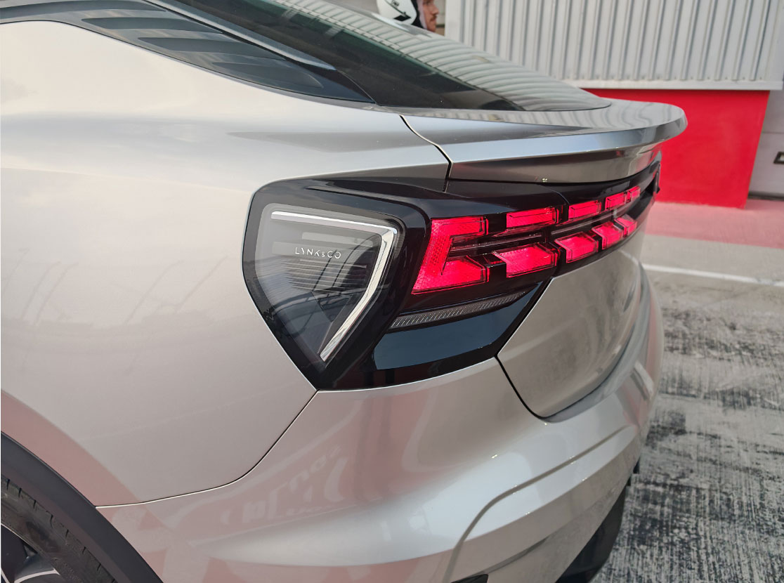 I-drove_the-LYNK_&_Co-05--back-part