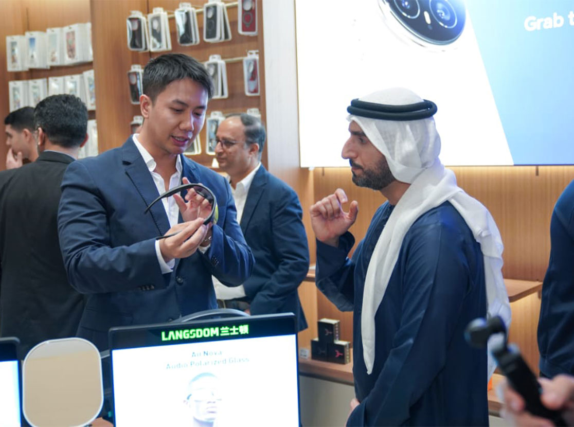 Showing-the-latest-Gadgets-at-the-HONOR_Showroon_in-the_Dubai_Mall